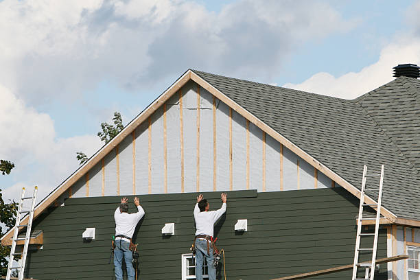 Professional Siding Contractor technician working in Wilmette, IL
